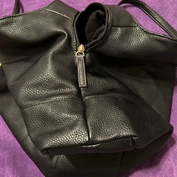 Liz Claiborne black handbag with lots of pockets and cute lock accent EUC - Picture 7 of 16